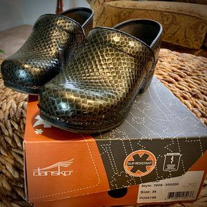 Womens size 36 (US 6.5) Dansko clogs